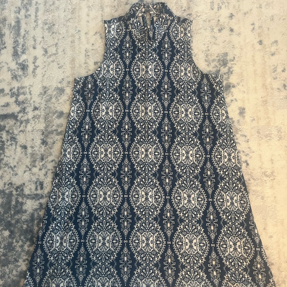 Sleeveless Blue and White Patterned Dress